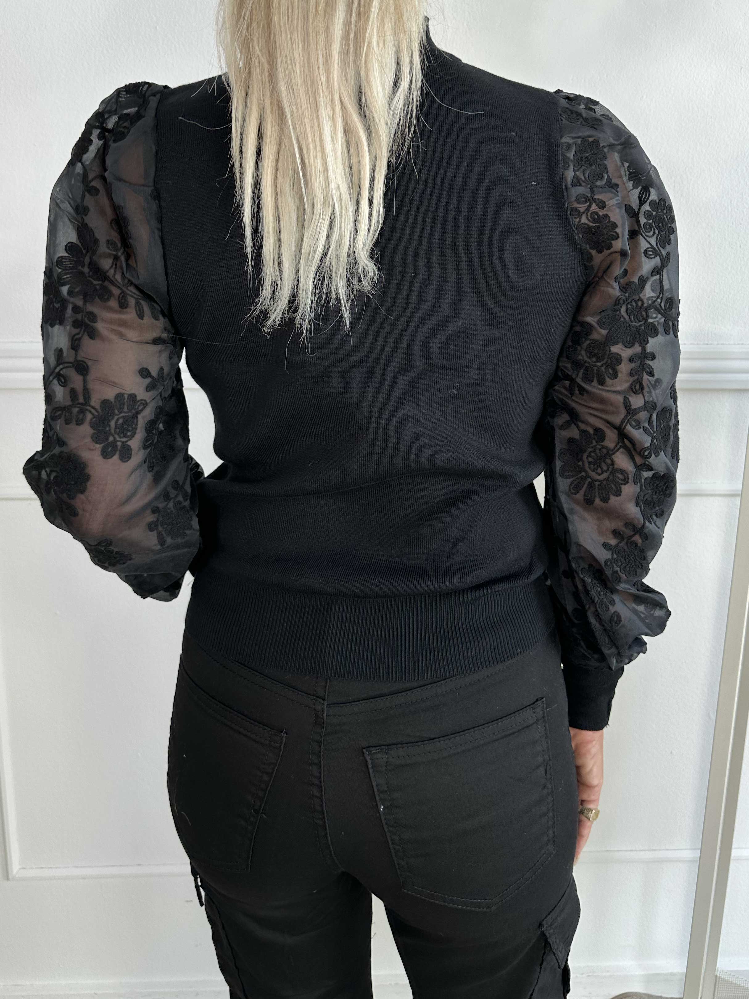 Sydney - Blus med turtleneck och spetsärmar